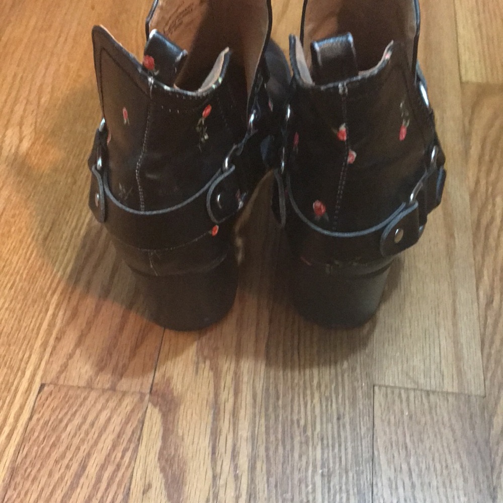 NWT Madden Girl booties with Roses size 8 - Picture 3 of 7